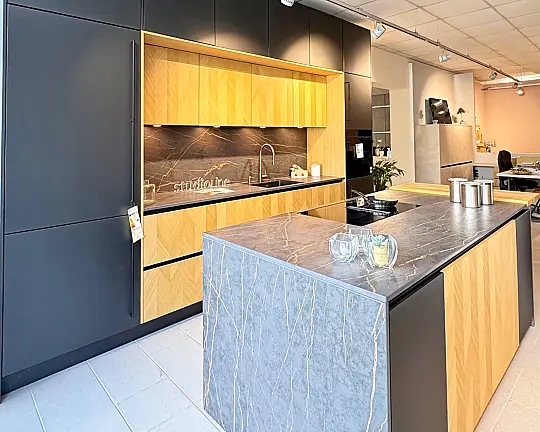 Edele Premium Showküche - Xl Intarsia und  Modell 4671 Black Glas Metallic