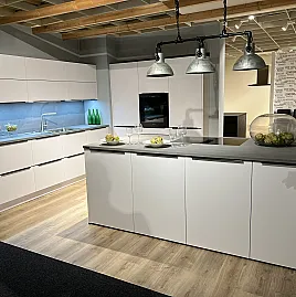 Traumküche mit großer Kochinsel und hochwertigen BORA und Miele Elektrogeräten im zeitlosem Design