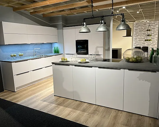 Traumküche mit großer Kochinsel und hochwertigen BORA und Miele Elektrogeräten im zeitlosem Design - Porto Polarweiß mit Ceramic Arbeitsplatte