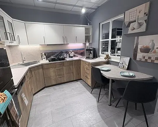 Schöne U Küche in Eiche Ventura NB mit Magnolie abgesetzt inkl. Geräte, Spüle usw. - Artwood + Feel