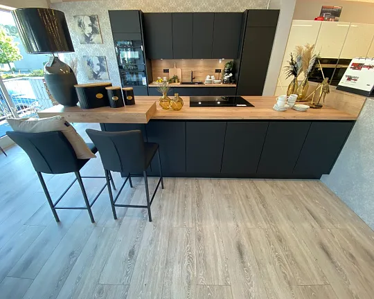 Stilvolle elegante Zeilenküche mit Kochinsel - Easytouch Küche matt schwarz