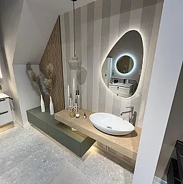 Exklusives Badezimmer - Lackfront - Messestück - beleuchteter Spiegel - indirekte LED -Beleuchtung
