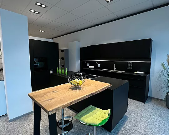 Stylische schwarze Küche mit großer Insel, toller Ausstattung und Miele Elektorgeräten! - C2 GLM glassline matt in G187 Glas matt onyxschwarz