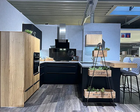 Moderne Artego Küche mit Schwarz-matter Front und Holz in Eiche-Optik - FEEL Schwarz