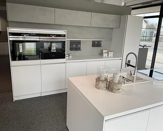 Grifflose Küchenzeile mit Kochinsel inkl. Siemens Elektrogeräte - Touch Lacklaminat Alpinweiß Supermatt