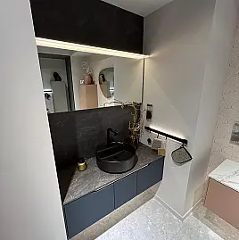 Exklusives Badezimmer - Messestück - beleuchteter Spiegel - Viel LED-Beleuchtung- Grifflos