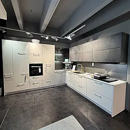 Designküche in L-Form mit Miele-Technik – Abverkauf aus Ausstellung