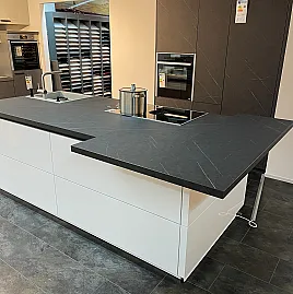 Grifflose Hochglanz Küche mit Marmor Optik