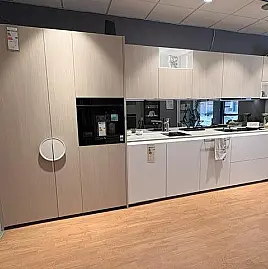 Hochwertige Küche mit 2 cm Massiv Keramik Arbeitsplatte , Spiegelrückwand und Geräten von Siemens und Berbel