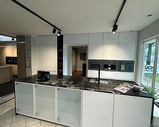 Designküche mit Glasoptikfront und Belvedere Natursteinplatte - Artica mit Nussbaum