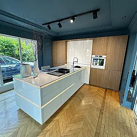 Designküche mit edlen Hochglanz - & Echtholzfurnierfronten - Insel mit integrierter Zeile