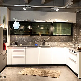 Luxuriöse Häcker C130 Küche mit hochwertigen Bosch und Villeroy & Boch Geräten