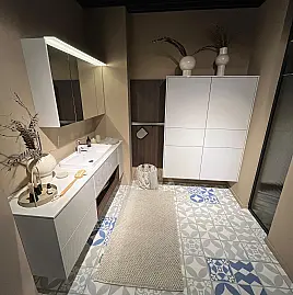 Exklusives Badezimmer - Messestück - Grifflos - großer Spiegelschrank mit LED Beleuchtung