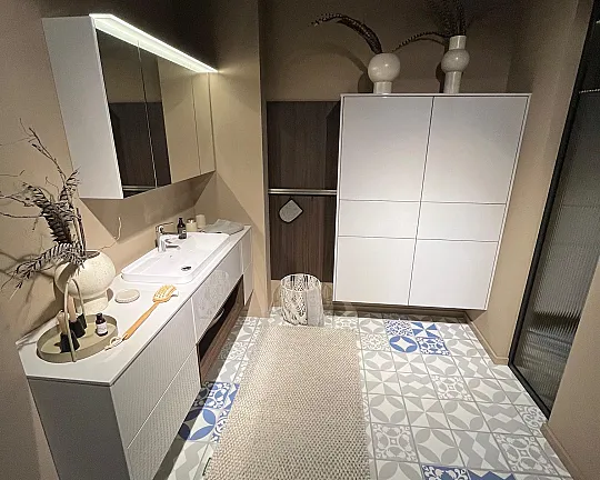 Exklusives Badezimmer - Messestück - Grifflos - großer Spiegelschrank mit LED Beleuchtung - Novalux