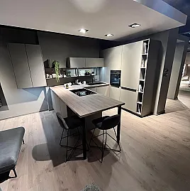 Exklusive Messeküche - Kochinsel mit Sitzgelegenheit - Viel LED-Beleuchtung  - XL-Schränke