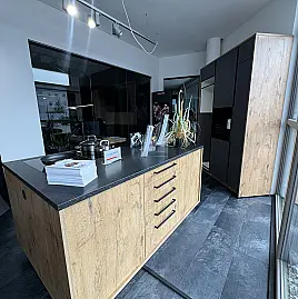 Moderne Designküche in Fumo Matt und Wild Oak mit schwarzen Akzenten