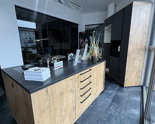 Moderne Designküche in Fumo Matt und Wild Oak mit schwarzen Akzenten - Daytona/Montgomery