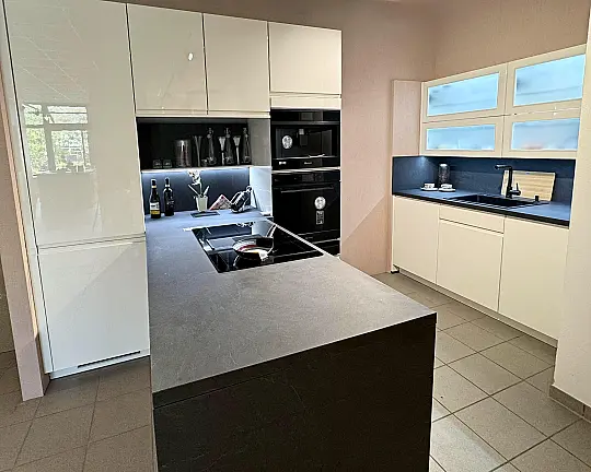 Schöne  grifflose Hochglanz weisse Küche mit sehr guter Ausstattung - Pura Hochglanz weiss