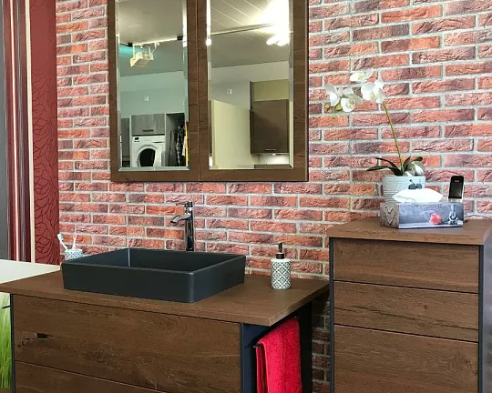 Waschbeckenanlage mit verdecktem Spiegelschrank - Echtholzfurnierte Badkombination mit Spiegelschrank