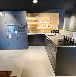 Musterküche von LEICHT in Carbongrau mit MIELE-Geräten + BORA PUXU2R