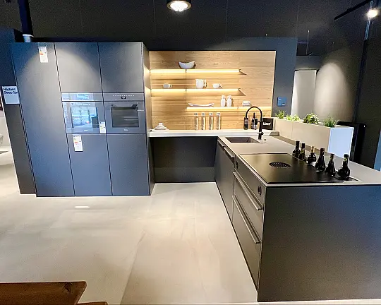 Musterküche von LEICHT in Carbongrau mit MIELE-Geräten + BORA PUXU2R - Tocco/Classic FF + Valais