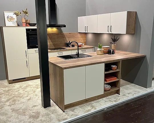 Messeküche mit Insel - Insel mit Spülenbereich und Sitzgelegenheit - hochgebauter Backofen - LED-Beleuchtung - Speed Sand