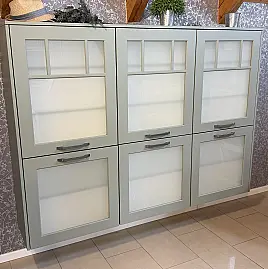 Vitrinenschrank in salbeigrün, Hoghboard mit Glastüren