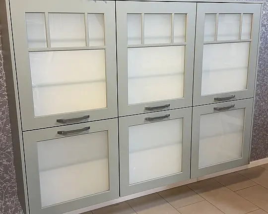 Vitrinenschrank in salbeigrün, Hoghboard mit Glastüren - Mara Salbeigrün lackiert