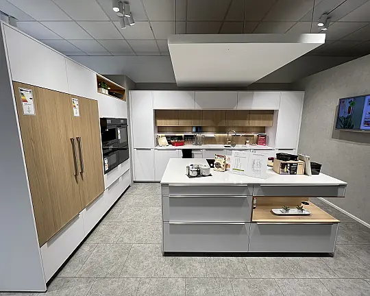 Stilvolle Küche in Mattlack mit Metall-Edelstahl-Griffleiste und Kaffeevollauftomat/H - AV6000 polarweiß Mattlack / H / nochmals stark reduziert- wir brauchen Platz!