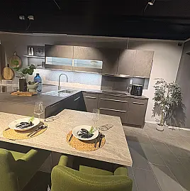 Elegante Musterküche in Beton Terragrau mit Sitzmöglichkeit