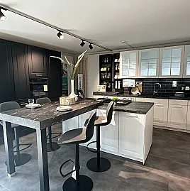 Exclusive Landhausküche mit Thekenbereich