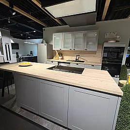 Edele Landhaus Küche in Perlgrau mit Insel