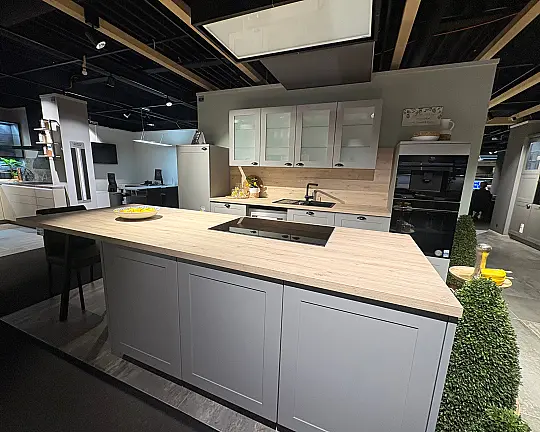 Edele Landhaus Küche in Perlgrau mit Insel - Roma (Impressa)