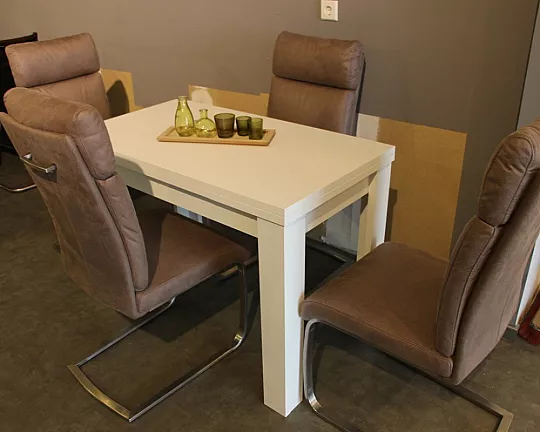 Ausziehbarer Esstisch mit gemütlichen Schwingstühlen - Tischgruppe