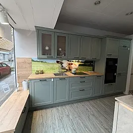 Schöner Landhausstil mit außergewöhnlicher Glas Nischenverkleidung