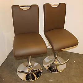 schicke braune Barstühle, höhenverstellbar und mit Fußablage