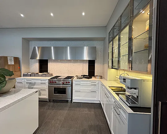 Exklusive, elegante, weiße Hochglanz-Küche von SieMatic mit Insel + Virtinen + Bartheke - Classic  Rahmenfront