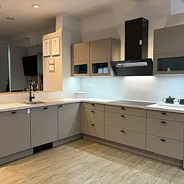 eleganter Schlammfarbton mit schwarzen Akzenten