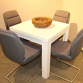 Kleiner ausziehbarer Esstisch mit schicken Stühlen