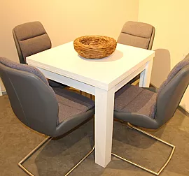 Kleiner ausziehbarer Esstisch mit schicken Stühlen