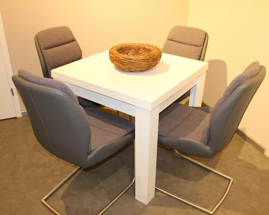 Kleiner ausziehbarer Esstisch mit schicken Stühlen - Tischgruppe