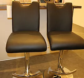 schicke schwarze Barstühle, höhenverstellbar und mit Fußablage