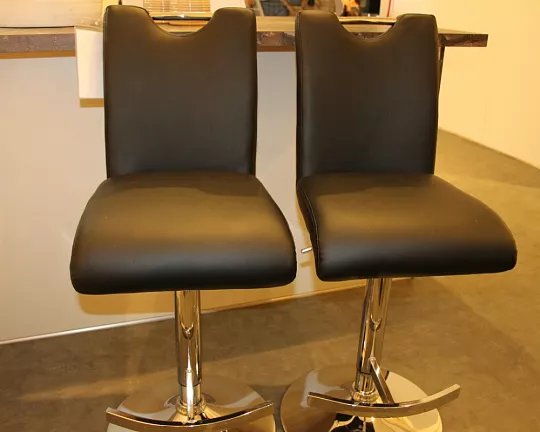 schicke schwarze Barstühle, höhenverstellbar und mit Fußablage - Bardo
