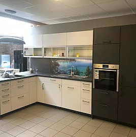 Moderne L-Küche in Alpinweiß ergänzt mit Grauschiefer Nachbildung