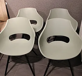 Moderne Stühle in Form und Farbe