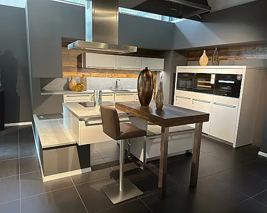 Seidengraue Hochglanzplanung mit Keramikplatte und Sitzbereich - Designorientierte Inselplanung mit Zweizeiler und TV Bereich