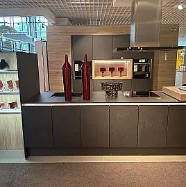 Grifflose Grauschiefer Front mit Keramik Arbeitsplatte in Basalt Black