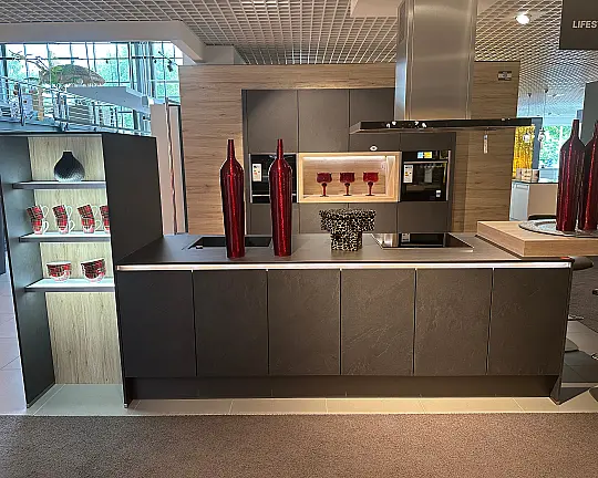 Grifflose Grauschiefer Front mit Keramik Arbeitsplatte in Basalt Black - Großzügige Inselplanung mit Seitenschrankzeile