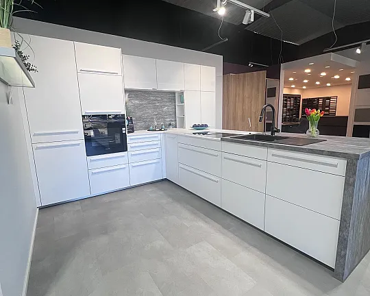 Moderne Einbauküche mit Kochinsel in Kristallweiss - Uni Matt UMA