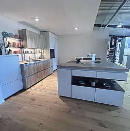 Moderne Grifflose Einbauküche mit Zeile und großer Kochinsel in Kristallgrau Mattlack + Esche Nordic NB